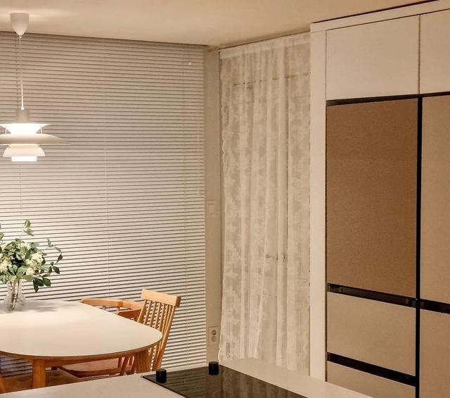 80㎡出租房,小姐姐花时间改造下,客厅只刷白墙,也足够舒适温馨