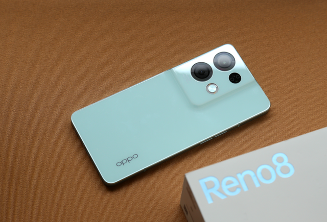 算法|清新纯色系+直角边框，Reno8 Pro+手感舒适，影像也有出色表现