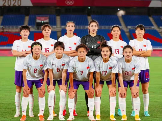 中国女足|中国女足绝杀韩国，请陈戌源李霄鹏，带国足全队向王霜王珊珊鞠躬