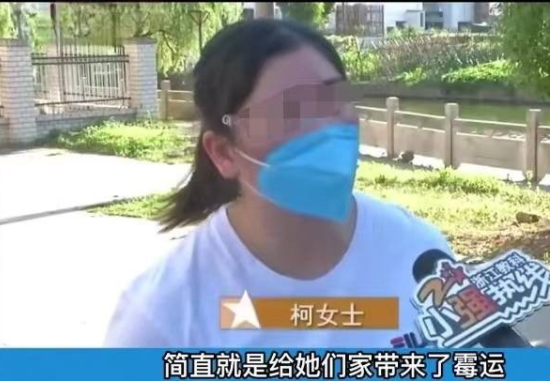 浙江绍兴,悦悦的头发被起泡胶粘住,老师帮忙剪掉
