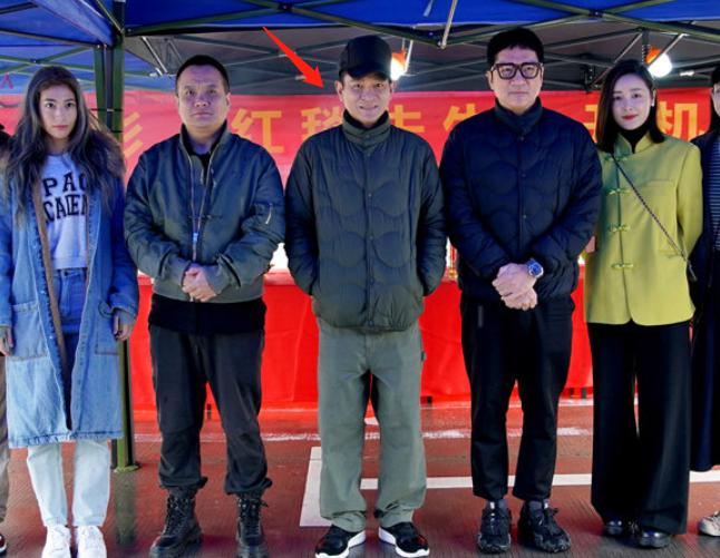 刘德华|60岁刘德华街头被围观！鼻梁高挺身形清瘦，引一旁路人激动尖叫