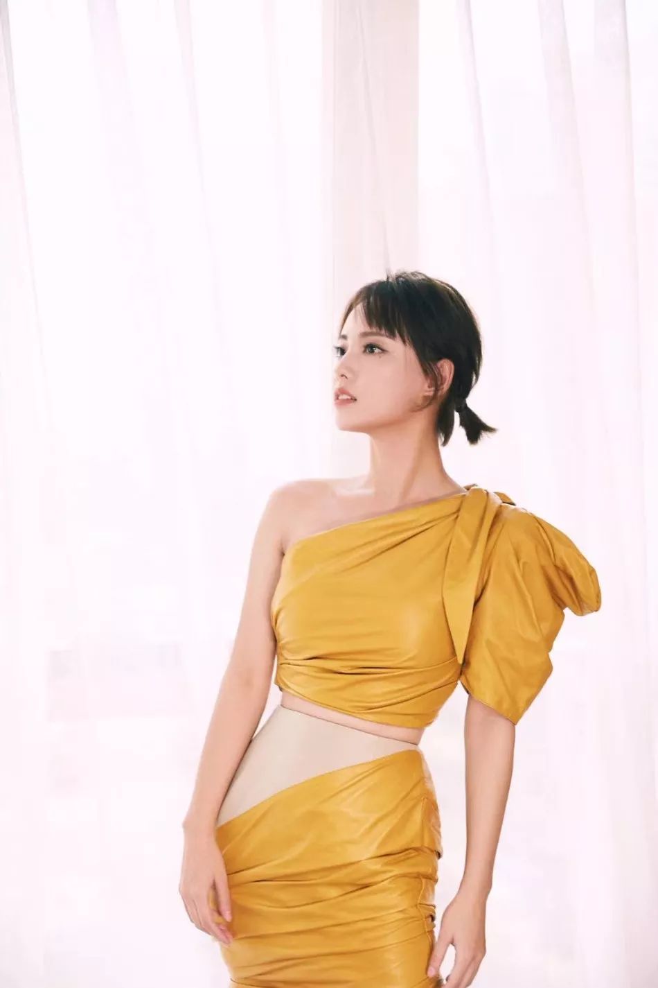 张嘉倪|张嘉倪承认婚变，8年豪门婚姻，生下2个儿子，却没换来一个婚礼