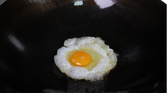 新买的铁锅别马上使用,教你正确开锅方法,久用不粘锅也不生锈