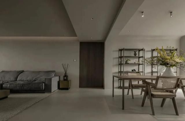 这对北京夫妻太会装修了,230㎡侘寂风大平层,入户便是高级感