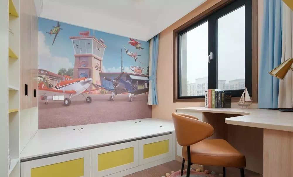 小户型的次卧还是做个榻榻米更实用,收纳多又很好看