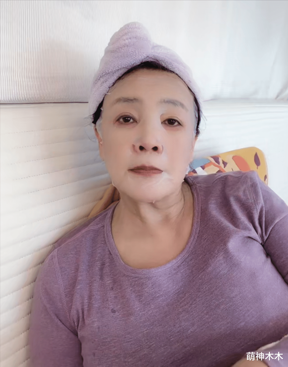 张兰|张兰卧床直播太疯狂！声音嘶哑网友刷屏劝其休息，汪小菲送花关怀