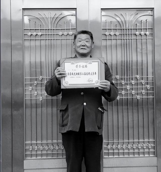 咏鹅|老农仿《咏鹅》写出《咏鸡》，全诗仅18个字，却斩获国家级文学奖