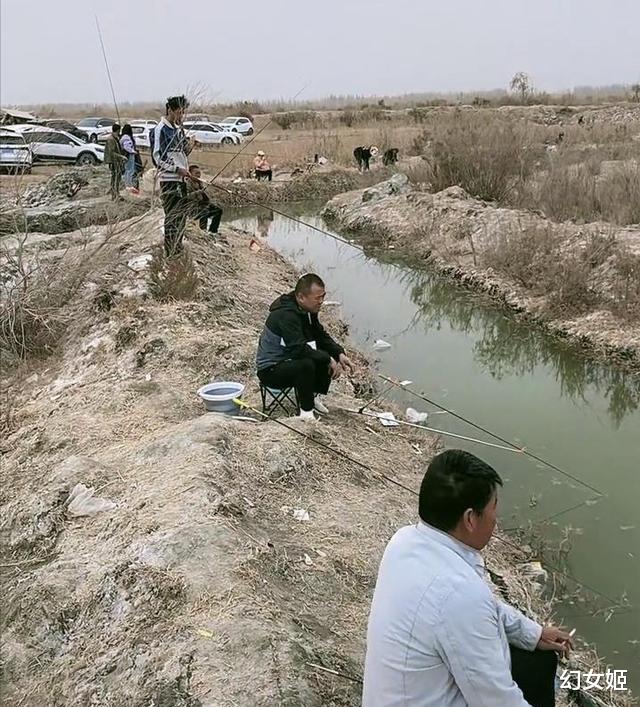 芝麻|一条小水沟成天然黑坑，引来无数的钓鱼人，有人还带来了女朋友