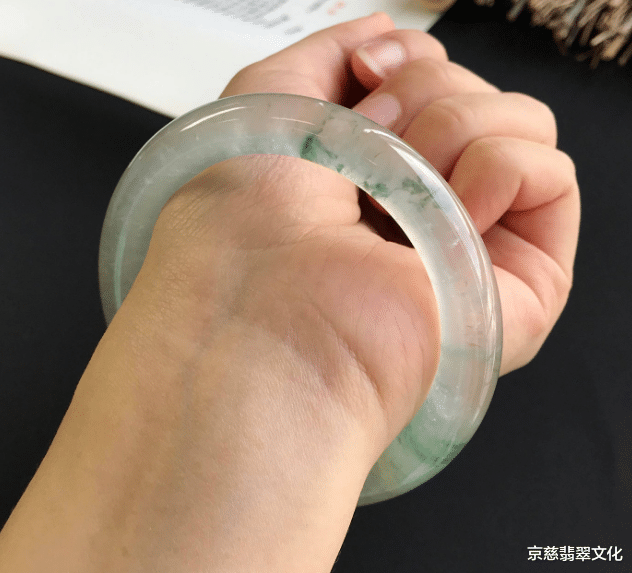 手绘|长腿小哥花6000淘了块原石,切开第一刀就有人出价10万,商家都愣住了