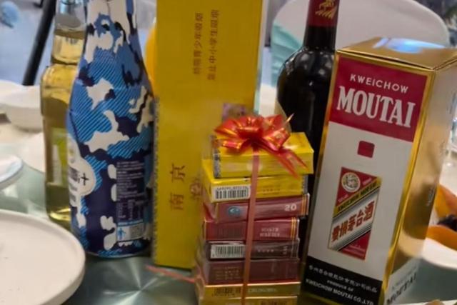 江苏男子吃席,酒是茅台烟1000块一条,网友:这一桌一万起步