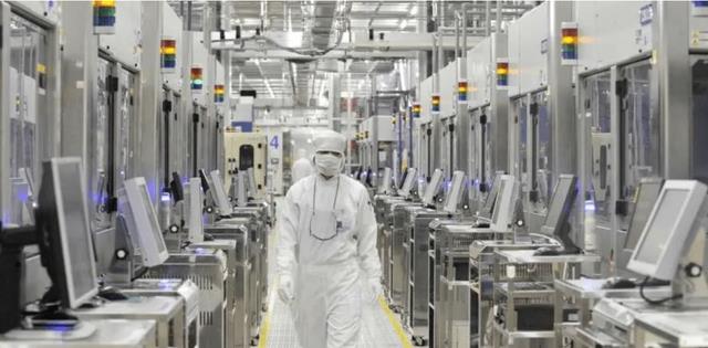 导致财富两极分化的原因，用学术理论来解释，应该怎么理解？