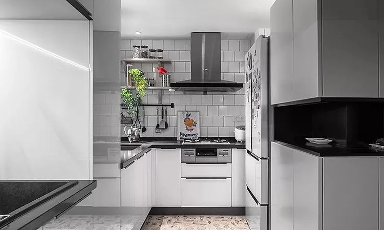 81平欧式两室,打通餐厨改为三分区,中厨、餐厅、水吧区都有了