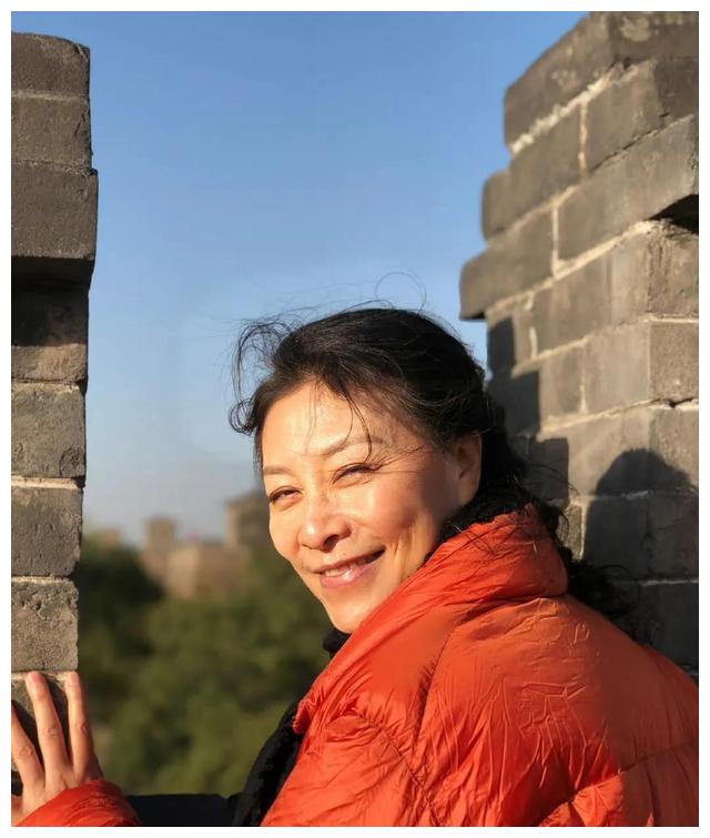 岳红|演员岳红：没出月子就被离婚，单亲妈妈32年，如今她还好吗？