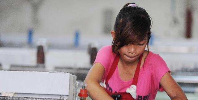 深圳工厂实录:漂亮女工人倒追男工人,实则是一场场露水姻缘
