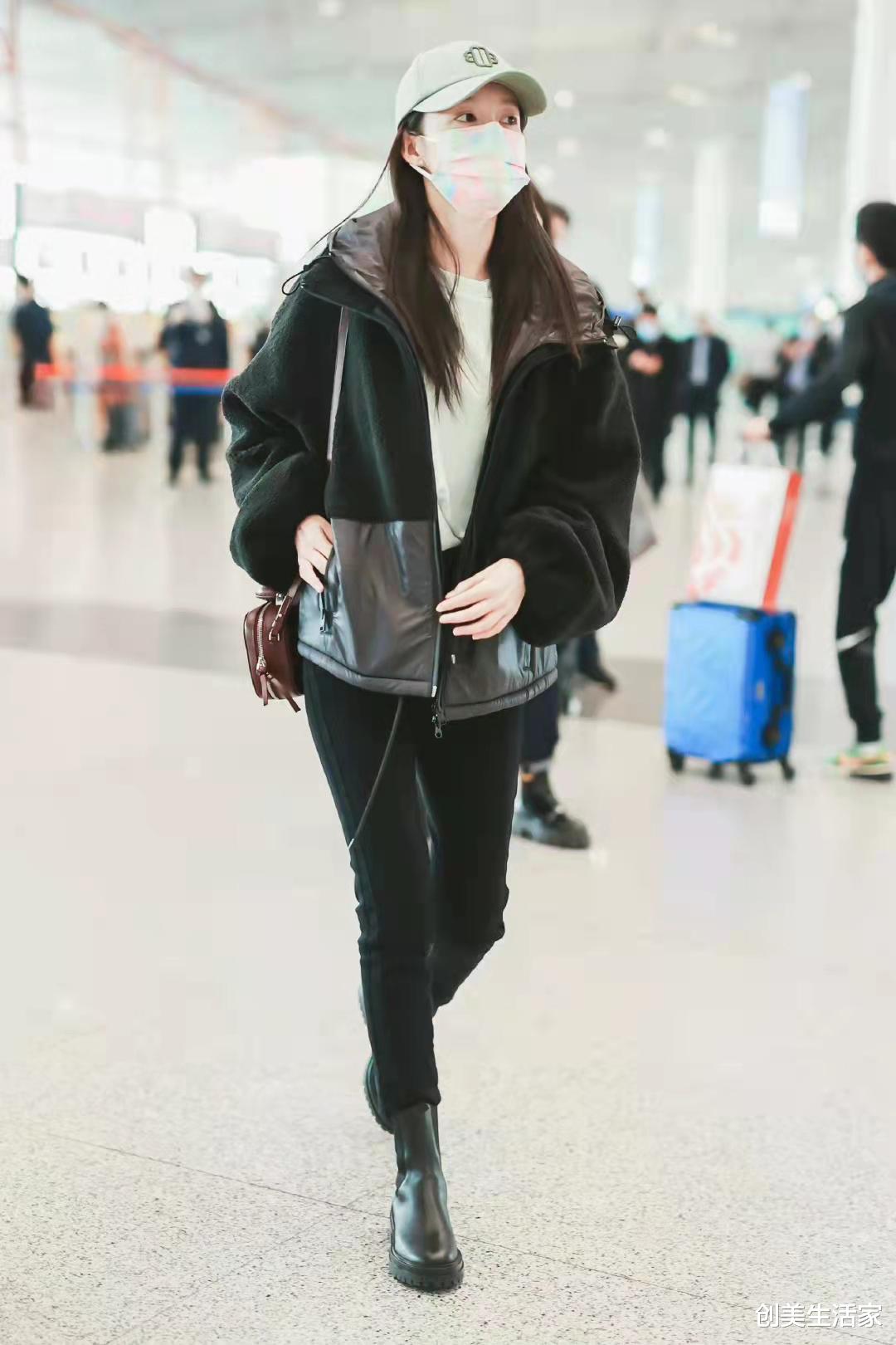 李沁|李沁黑色拼接毛绒外套叠穿薄荷绿T恤和九分裤,清爽干净舒适又好看