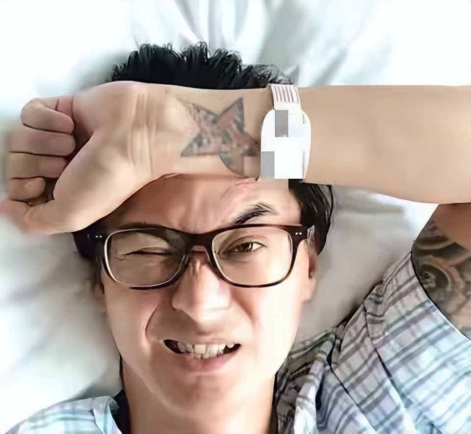 许冠杰|歌王许冠杰一家六口现身，混血妻子身材发福，双胞胎孙子似外国人