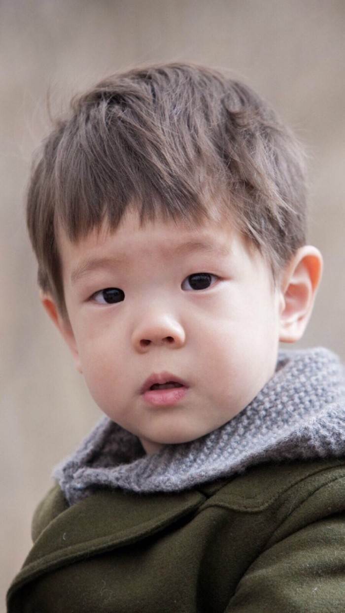 杜宇麒|霍思燕晒儿子吃雪糕，嗯哼近期瘦出瓜子脸，网友直呼：“翻版”杜江