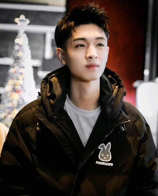 郭德纲|德云社郭德纲凌晨发文,一句好孩子,表达了对老秦的赞赏和期待