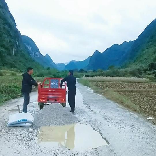两男子为了修路出钱出力,村民夸赞:好小伙,娶我家女儿不用彩礼