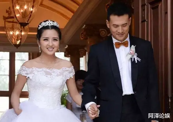 何洁|刚生三胎就离婚，婚戒都摘了？