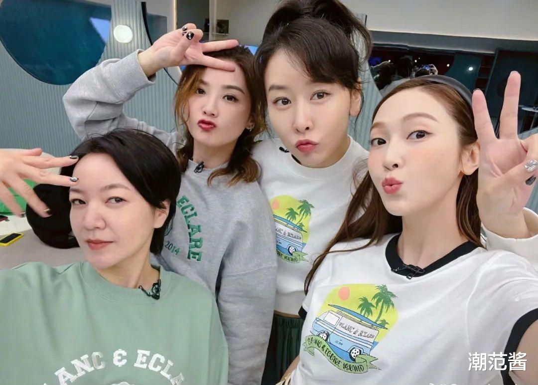 郑秀妍的白色印花短袖，遇上蓝色的牛仔裤，碰撞出不一样的火花