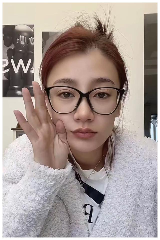 唐菀|曹云金前妻近况曝光！豪宅内健身带娃生活潇洒，身材姣好肤白貌美