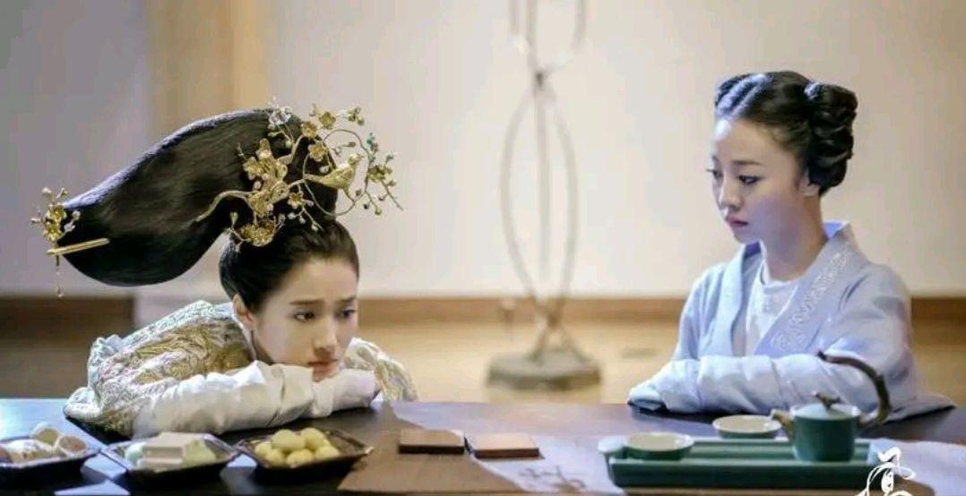 迪丽热巴|雷人造型影响观看感「热巴头顶鸟窝，王鹤棣白发造型病态感超重」