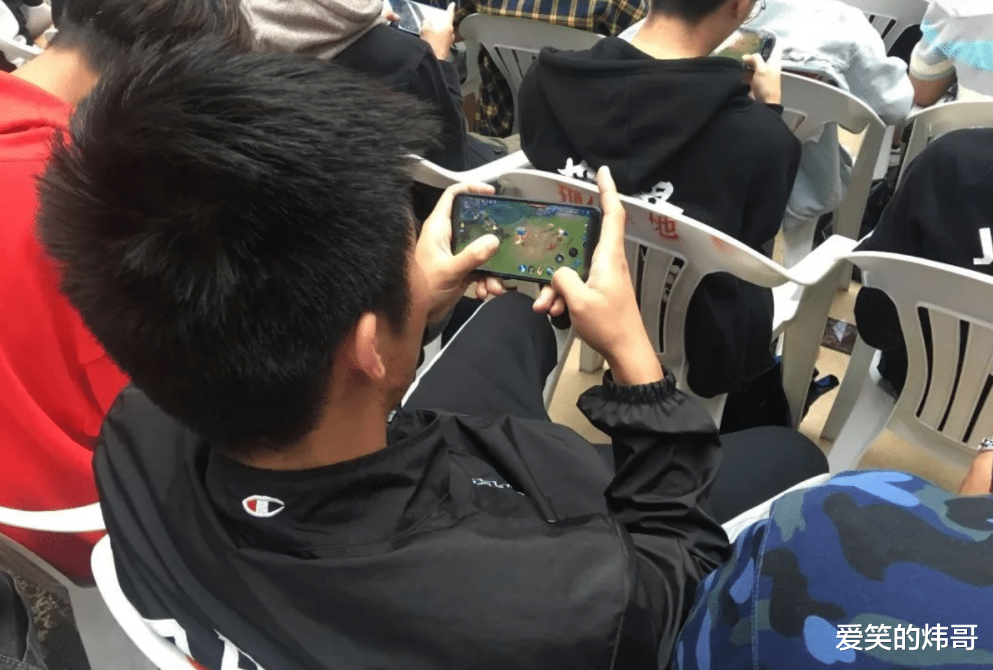 |“奶头乐”在大学里悄然兴起，不少学生深陷其中，家长却全然不知