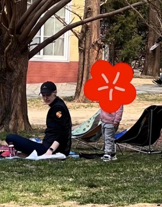 撒贝宁|二胎实锤?撒贝宁一家公园野餐,李白小腹微凸腿长及老公腰疑怀孕