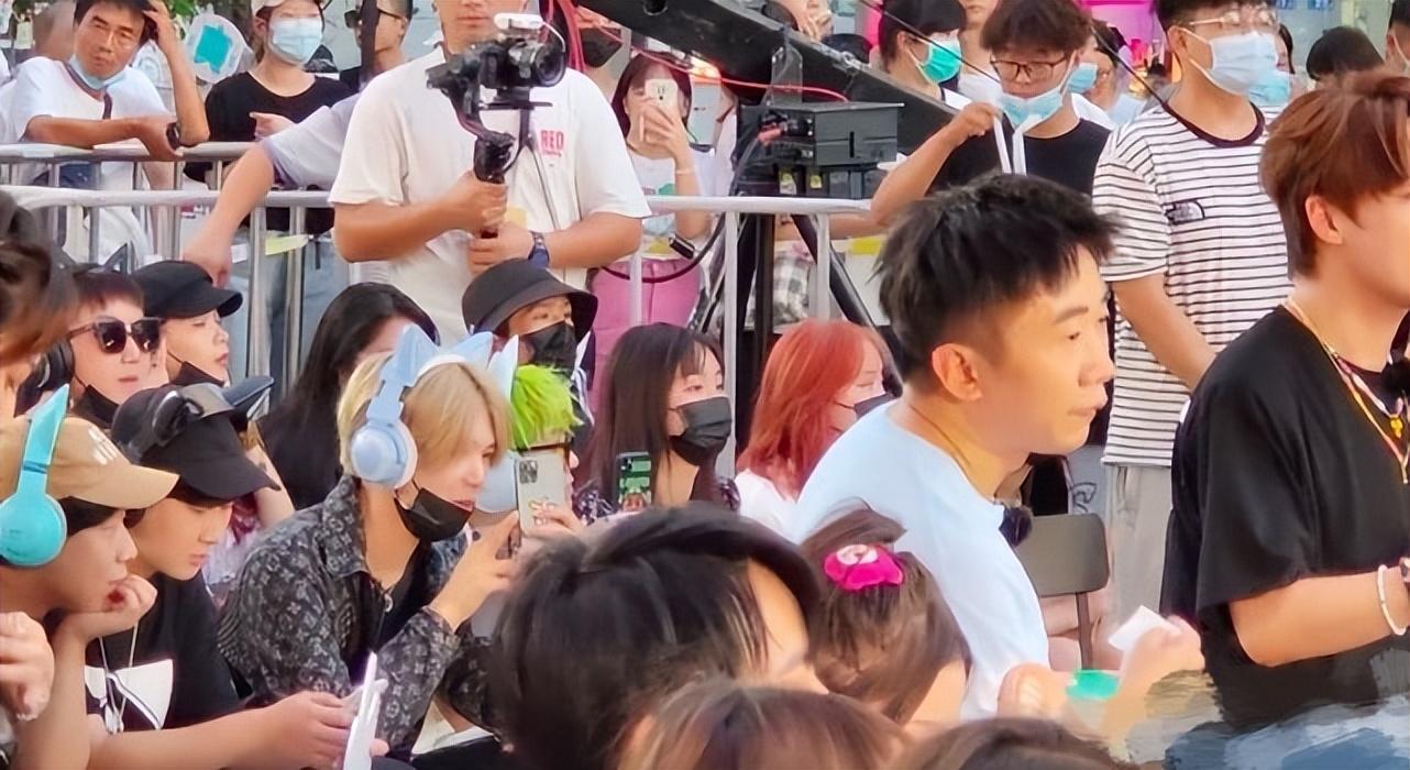 幸福三重奏|山寨男团ESO综艺首秀引争议，杨迪刘维致歉，鹿哈透露真实想法