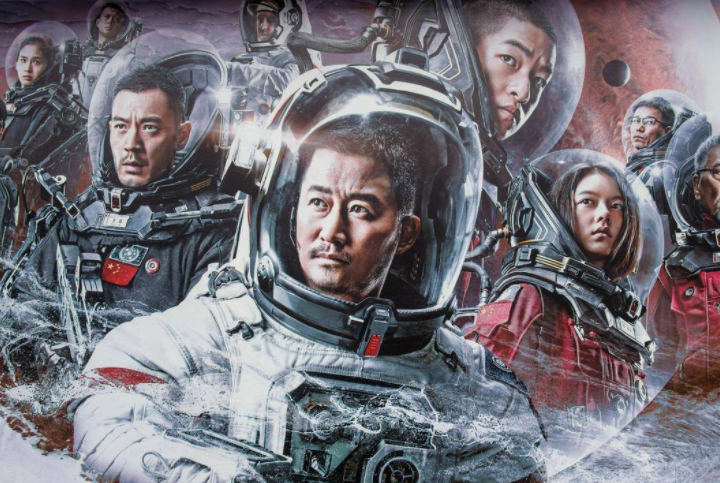 《流浪地球》里边情感描述也挺多,里面亲情,爱情和友情都有