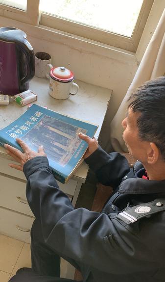 56岁保安用树枝砂石作画,网友:屈才了!