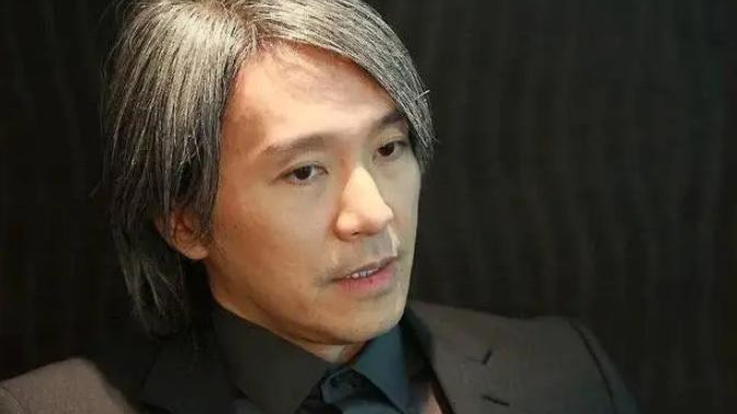 周星驰|周星驰着急找工作？疑似放弃元宇宙当宠物博主，对爱犬嘟嘴献吻