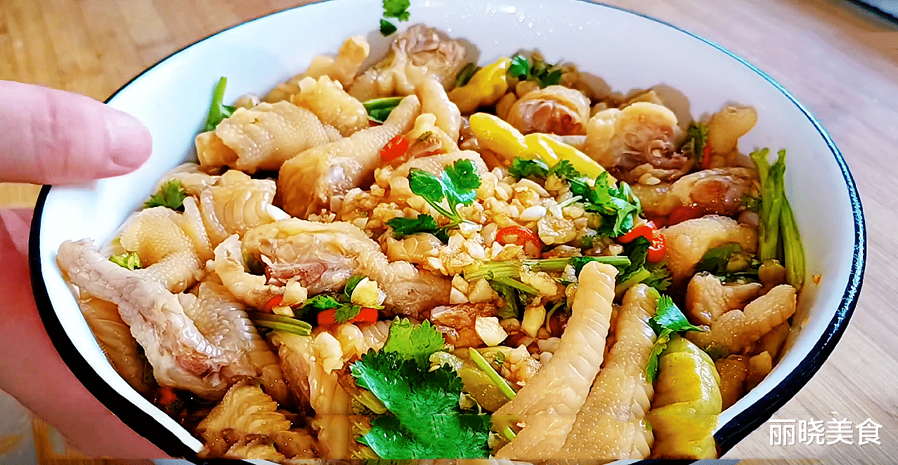 |女人“保养”别太晚,35岁后,建议坚持吃这8种食物,让你显年轻