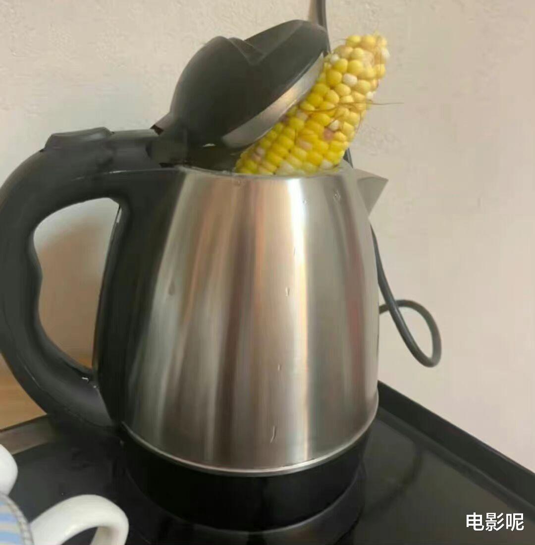 王俊凯|王俊凯湖边栏杆自拍,还有阿宝滤镜,是王俊凯小时候才会有的精彩