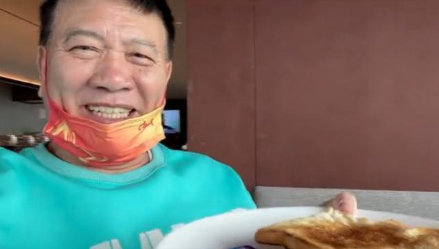 万梓良|64岁万梓良晒出隔离近照，吃两片糊面包坦言“奢华”，遭网友吐槽