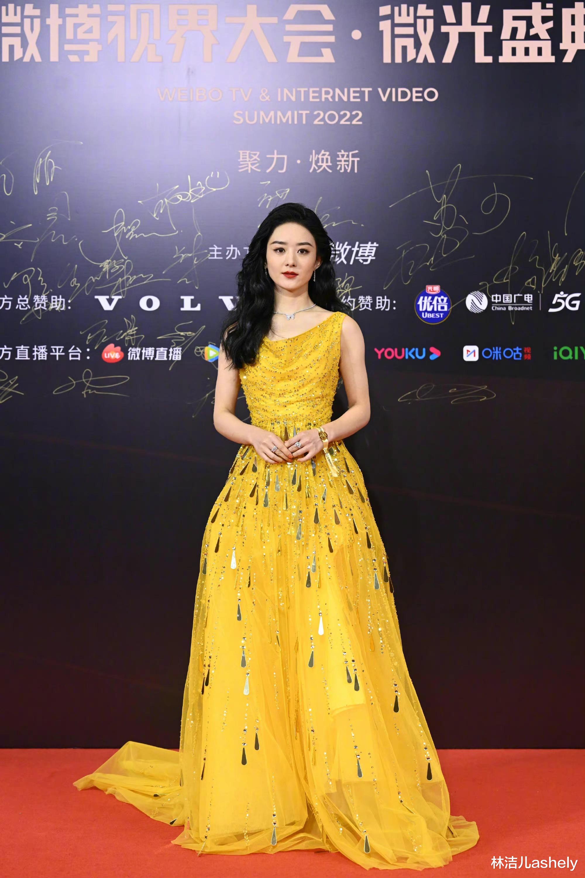 短发 现在流行的“无眼影”妆容，Angelababy十年前就画了，鞠婧祎也爱上