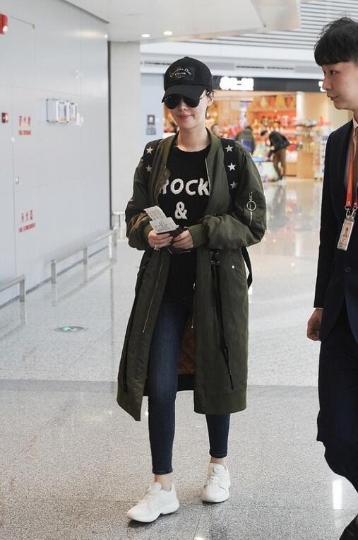 穿衣搭配|王石夫妇走机场,王石穿夹克又帅又酷似硬汉,两人不像夫妻像父女