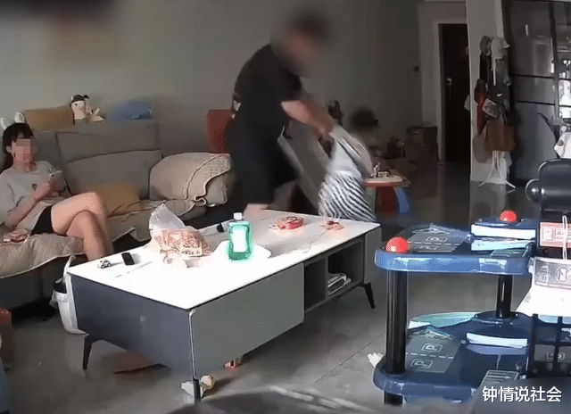 枉为人父!浙江一男子用脚踢飞儿子,不顾家人阻拦冲进厨房拿刀!