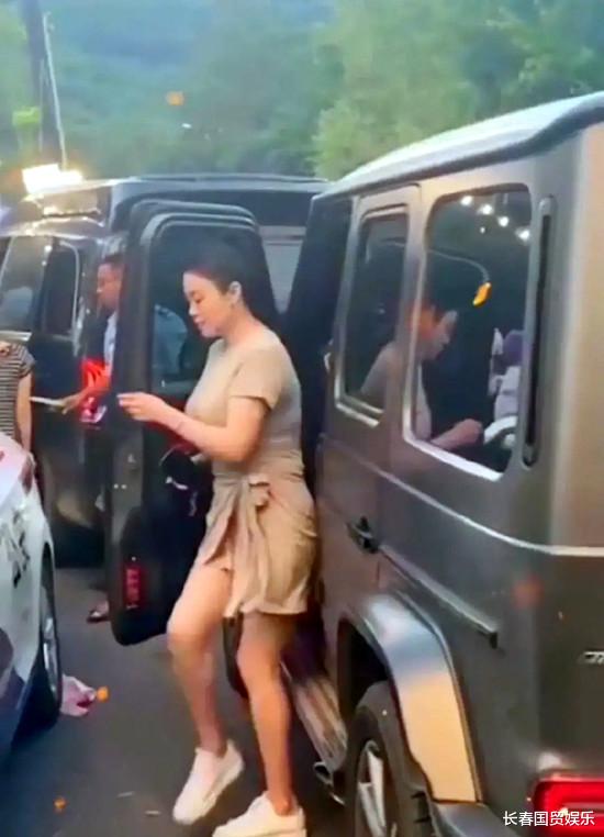 盛纮|赵本山女弟子开200万豪车现身片场，穿紧身裙大秀好身材