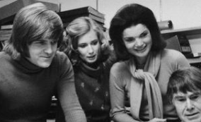 杰奎琳|杰奎琳:20多岁嫁给肯尼迪,30多岁就遭嫌弃,拿着几千万优雅转身