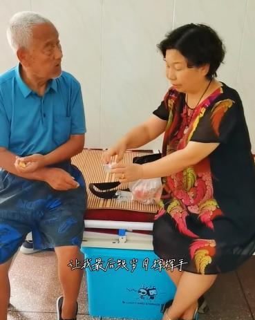 蔡卓宜|三石又出来直播了，身上的衣服也是很吸睛，大娘对楷楷真心不错