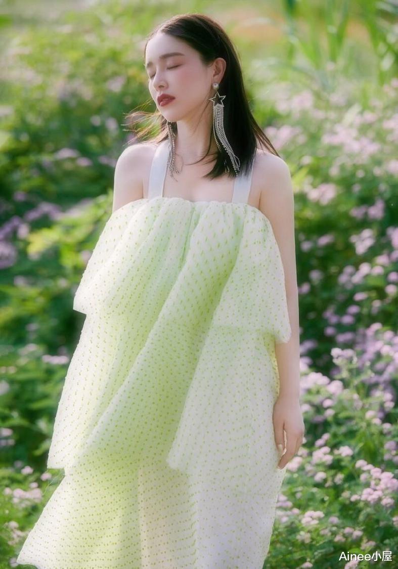 安卓 阚清子原来这么有气质,穿白斗篷裙配红唇挺成熟,看出内在的霸气