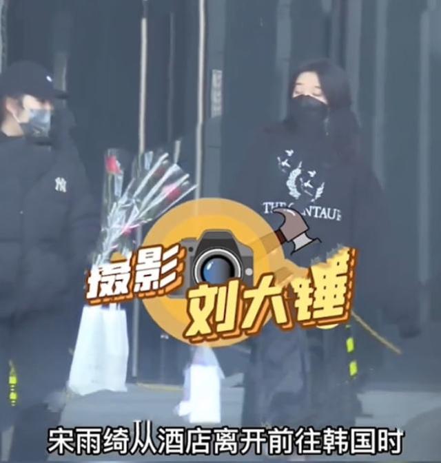 王嘉尔|王嘉尔再曝新视频,绯闻女友宋雨琦回韩国后,又在家中密会俩美女