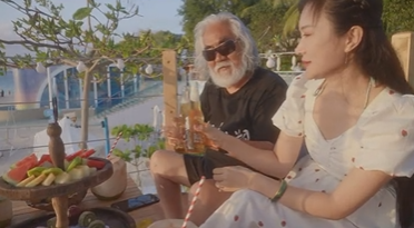 张纪中|70岁张纪中获娇妻喂食！打扮新潮面色红润，女方穿低领裙太性感