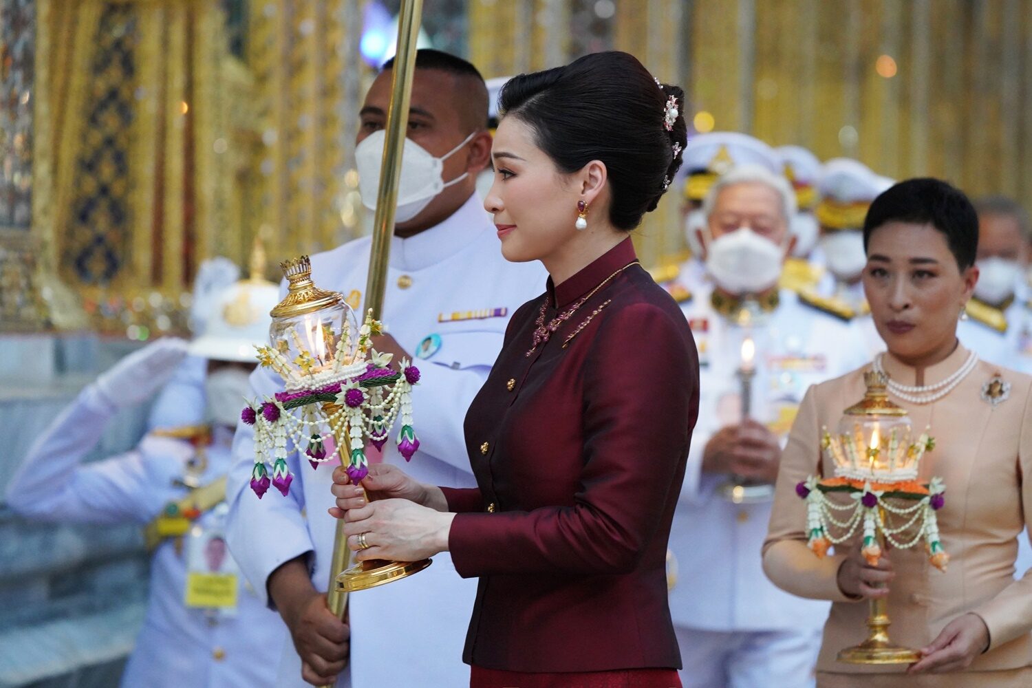 发型 苏提达穿红衣亮相比结婚时候还美！新发型惊艳，大公主都输给王后