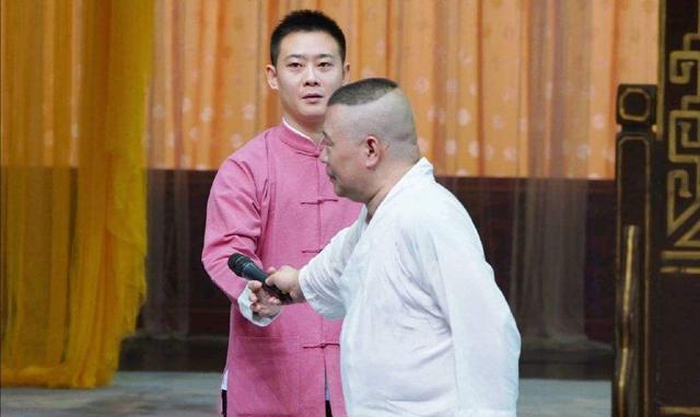 栾云平|提携别人不图回报,德云社副总栾云平,在小剧场主动帮小辈送道具