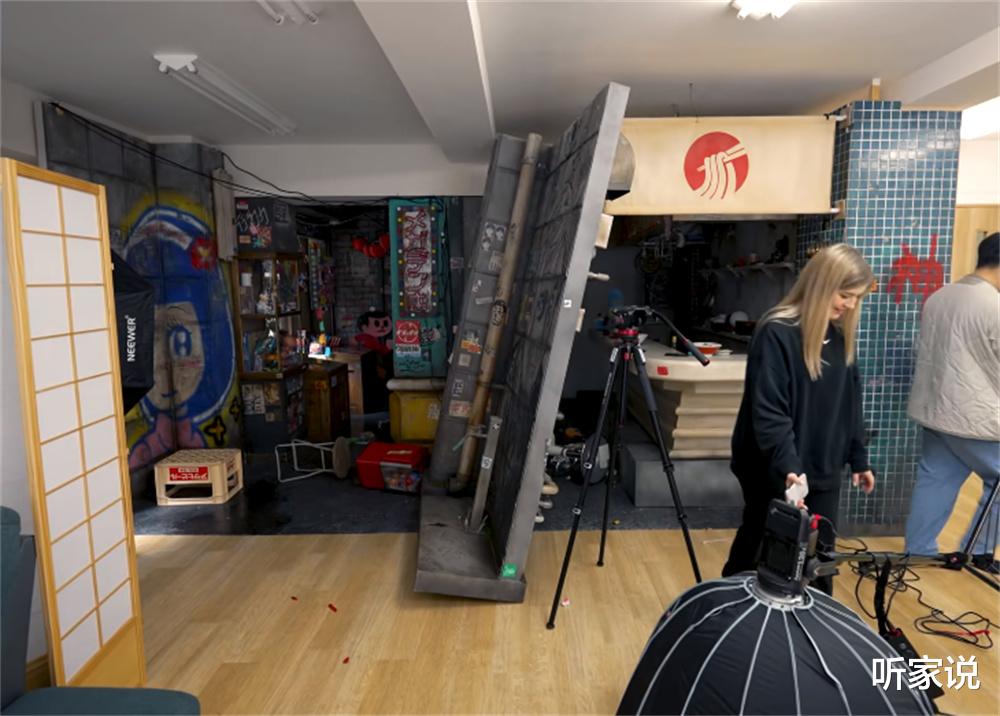 他在日本7.4级地震后,清理小公寓,锅碗瓢盆碎了一地,一片狼藉