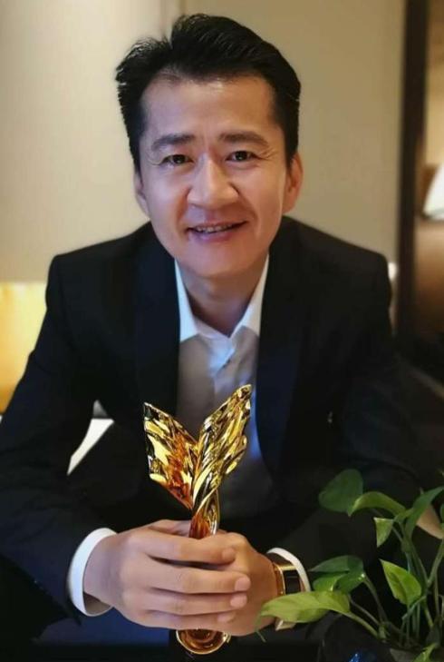 李嘉明|演员李嘉明公开指责电视乱收费现象,网友反映热烈,人民日报回应