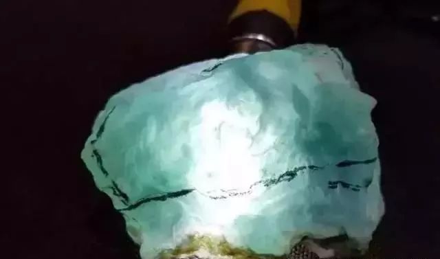 翡翠|一块莫西沙脱沙翡翠原石，切开后无棉，无杂质，起货效果惊艳众人!